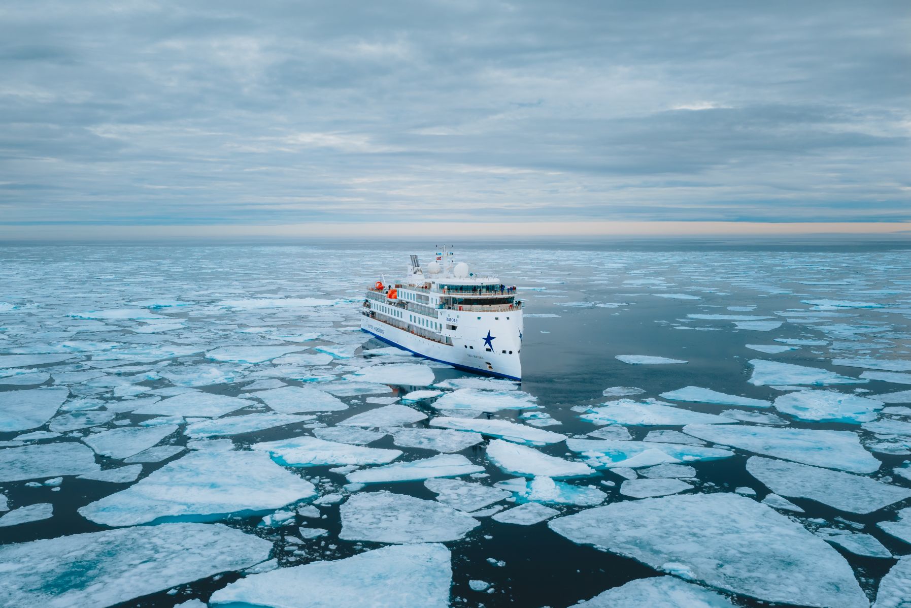 Polar Expeditionsschiff GregMortimer im Eis