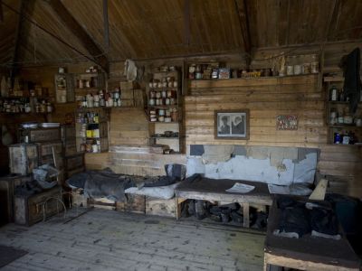 Das Innere von Shackletons Hütte bei Cape Royds im Rossmeer (© Fred van Olphen/Oceanwide Expeditions