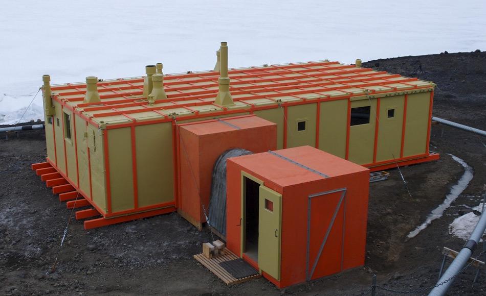 Im Laufe des Jahres 2016-2017 hat das Team des Antarctic Heritage Trusts in mehr als 5700 Stunden die Hillary Hütte (TAE Hut) sorgfältig restauriert und mehr als 500 Artefakte bewahrt. Nach dem Entfernen des Schrägdaches, das 1989 installiert wurde, um ein Leckproblem zu beseitigen, wurde das alte Dach verstärkt, neu gestrichen, und die Rauchabzüge wieder installiert. (Bild: Antarctic Heritage Trust)