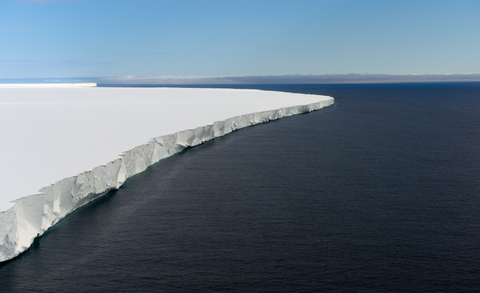 Grosse Tafeleisberge wie der A68 bilden sich, wenn Teile eines Eisschelfs abbrechen und langsam um die Antarktis driften. Eisschelfe wie das Rosseisschelf bilden dabei die Gletscherausflüsse ins Meer. Bild: Michael Wenger