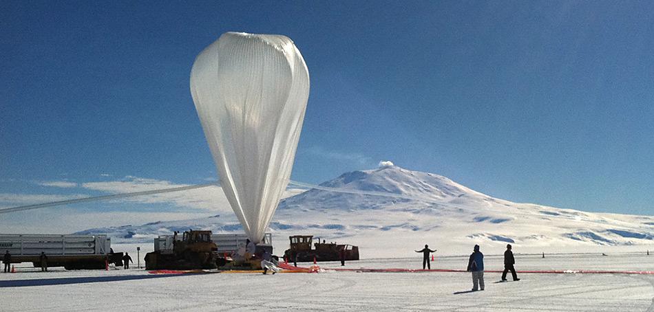 Startklar – Super-Tiger bei klarer Sicht vor dem 3.794 Meter hohen Mount Erebus, dem noch letzten aktiven Vulkan der Antarktis.