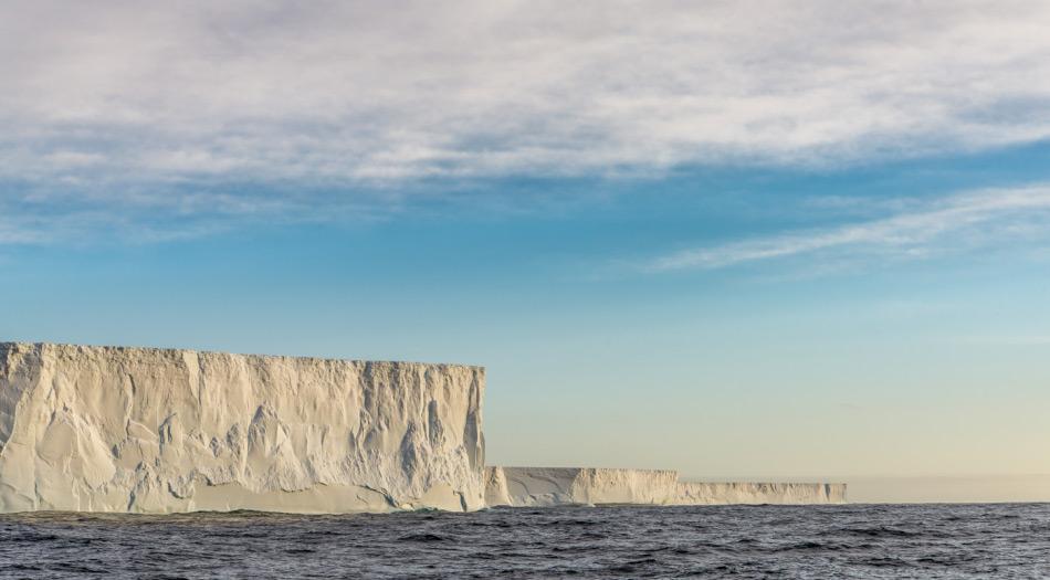 Gletscher âentwÃ¤ssernâ den riesigen antarktischen Eisschild. In Westantarktika schmelzen die Gletscher bereits aufgrund der globalen ErwÃ¤rmung weg. Doch der viel grÃ¶ssere ostantarktische Eisschild, der vor allem auf Felsuntergrund Ã¼ber dem Meeresspiegel ruht, wurde bisher als stabiler betrachtet. Neuen Forschungsergebnissen zufolge wird er abschmelzen, sollten die CO2-Mengen in der Luft 600 ppm oder mehr erreichen und fÃ¼r lange Zeit bleiben. Bild: Katja Riedel