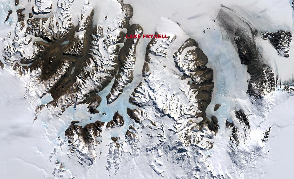 Eines der wenigen Gebiete der Antarktis, das nicht unter tausende von Metern von Eis begraben ist, sind die McMurdo Trockentäler, die auf diesem Satellitenbild zu sehen sind. Während weniger Wochen im Sommer sind die Temperaturen warm genug um Gletschereis zu schmelzen, das sich in Flüssen sammelt und Süßwasserseen speist, die sich im niederen Bereich der Trockentäler befinden. Unter einer Eisschicht bleiben diese Seen ganzjährig flüssig und beherbergen Bakterien-Kolonien und Phytoplankton. Dieses Bild wurde vom Landsat 7 Satelliten am 18. Dezember 1999 aufgenommen. (Bild: Robert Simmon /NASA GSFC Oceans and Ice Branch / Landsat 7 Science Team)