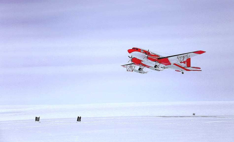 Ein Snow Eagle Flugzeug hebt ab, um Ã¼ber einer der letzten unerforschten Regionen der Erde, dem Prinzessin Elizabeth Land, Messungen durchzufÃ¼hren. Ausgestattet mit Radarantennen, die es den Forschern erlauben durch das Eis zu sehen, wird es nach Strukturen unter dem Eis, wie Bergen, Schluchten und Seen suchen. (Quelle: Durham University)