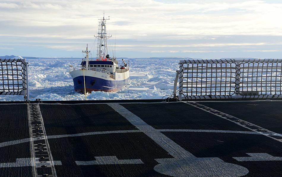 Die «Antarctic Chieftain» wird durch das Meereis der Antarktis gezogen. (Foto: US Coast Guard / George Degener)