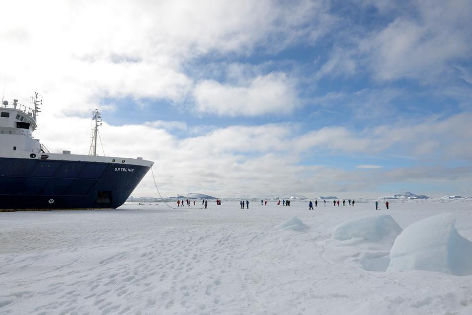 Reisen in die Antarktis werden meisten mit eisgÃ¤ngigen Schiffen durchgefÃ¼hrt. Diese erlauben Fahrten durch das Packeis und manchmal sogar SpaziergÃ¤nge auf dem Eis. Bild: Michael Wenger