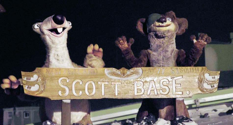 Sid und Buck besuchen Scott Base mitten im Winter. Sie erleben 24 Stunden Dunkelheit während der Polarnacht. Foto: Anthony Powell