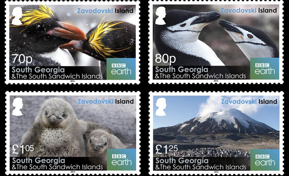 Die von der Regierung von SÃ¼dgeorgien und den SÃ¼dlichen Sandwichinseln herausgegebene Briefmarkenserie zeigt Goldschopf-Pinguine, ZÃ¼gelpinguine und ihre KÃ¼ken und Mt Curry, den Vulkankegel im Westen der Insel.