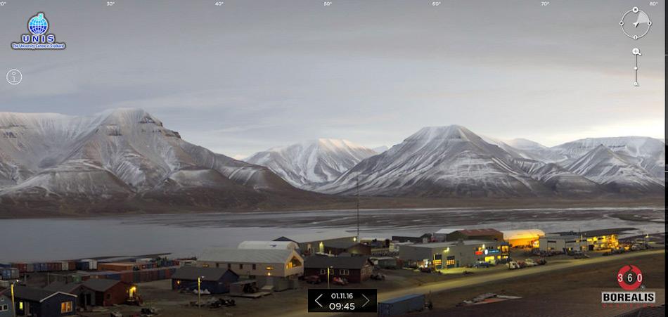 Am 1. November 2016 war Longyearbyen auf Svalbard immer noch schneefrei und der Fjord war eisfrei. Diese Situation entstand aufgrund ungewöhnlich hoher Temperaturen in der Arktis. Doch dies war nicht das erste Mal. Bild: flickr, Tanetahi