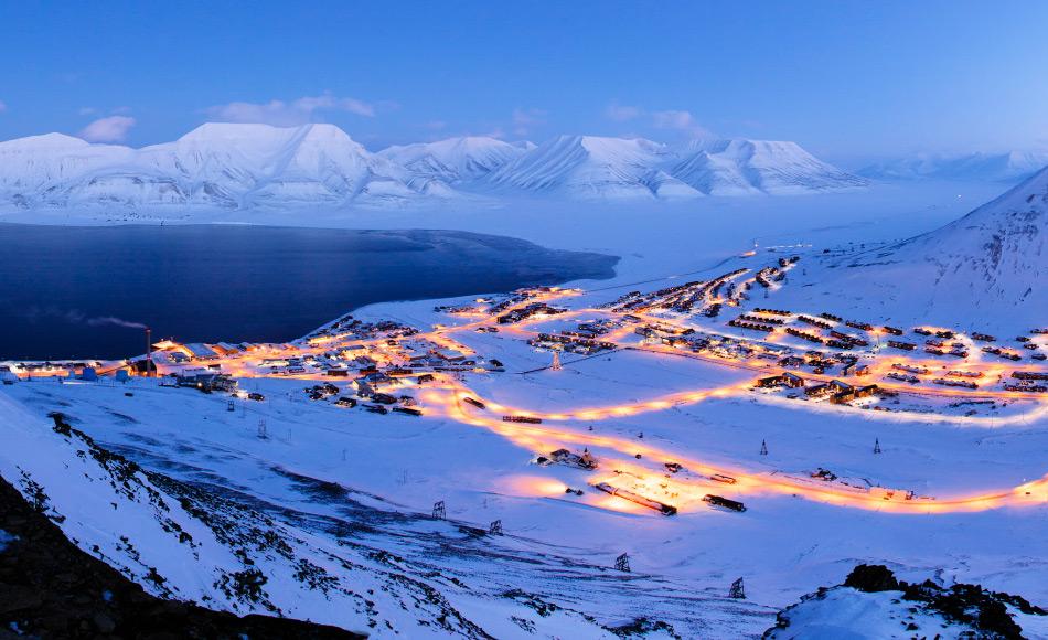 Longyearbyen, das 1906 vom US-Amerikaner John Munroe Longyear gegründet worden war, verdankt seine Entstehung der Kohle, die in den umliegenden Hügeln gefunden wurde. Über die Jahre wurden insgesamt 7 Minen in die Hügel gegraben, um die Kohle abzubauen und zu verschiffen. Bild: Sysselmann