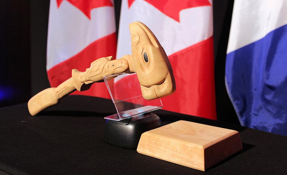 Dieser Hammer wird vom Leiter der Arktisratstreffen benutzt. Er wurde anlässlich eines Galadinners zu Ehren von Kanadas zweitem Vorsitz des Arktisrates präsentiert. Nun wird ihn Finnland von den USA übernehmen. Bild: Arctic Council / Linnea Nordström