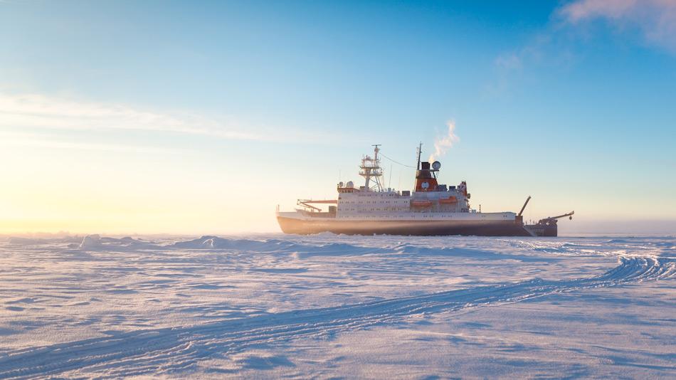 Der Forschungseisbrecher Polarstern wird die Forscher aufs arktische Eis bringen und als Basis für Eisstationen dienen. Foto: Alfred-Wegener-Institut / Stefan Hendricks