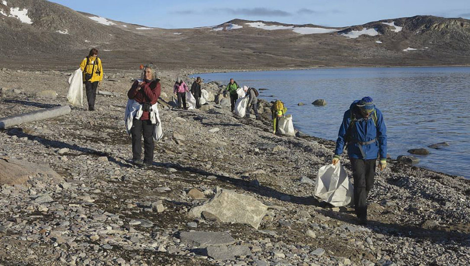 Passagiere von Expeditionsfahrten räumen regelmässig freiwillig die Strände in der Arktis während ihres Besuchs auf. Die Betreiber möchten nun noch mehr in die Bildung der Passagiere investieren, um sie auf das Ausmass und die Effekte des Plastikmülls aufmerksam zu machen. Bild: Josef Wermelinger