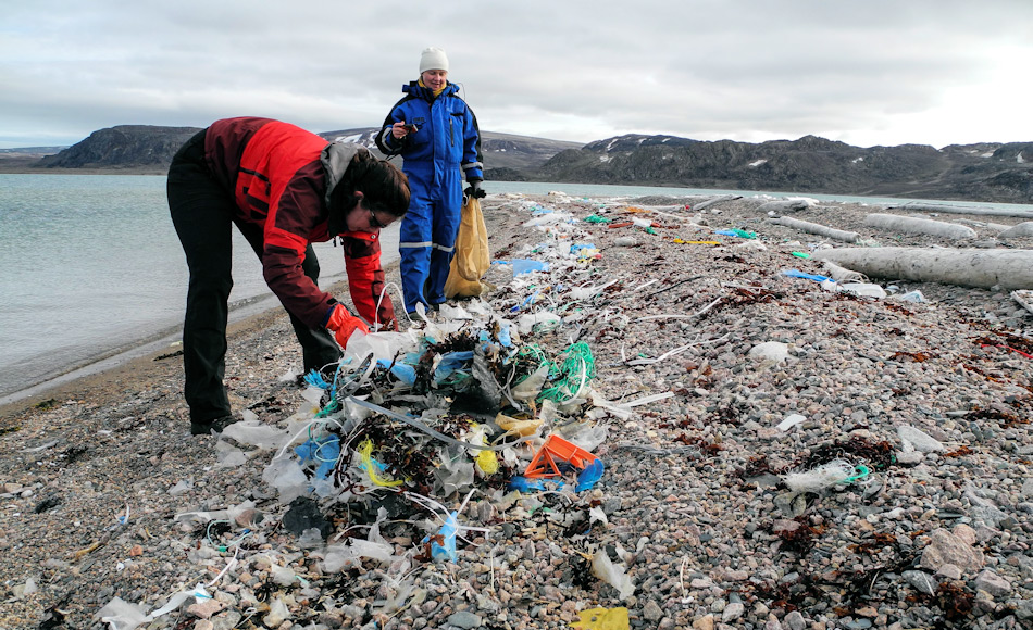 Die AECO und seine Mitglieder sind schon seit Jahren mit Aufräumaktionen an den Stränden der Arktis unterwegs. Doch trotz der Anstrengungen werden immer noch tausende von Tonnen Plastikmüll durch Meeresströmungen in die Arktis getrieben. Die Reduzierung von Plastik auf Schiffen wird aber ein grosser Schritt in die richtige Richtung sein. Bild: Sysselmannen, Svalbard