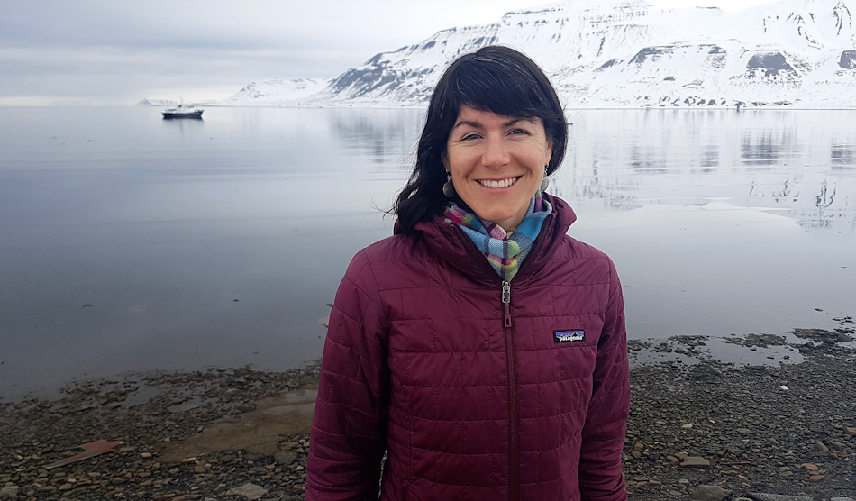 Die neu bestimmte Umweltbeauftragte, Sarah Auffret, hat lange in polaren Gebieten als Expeditionsleiterin und Stationsleiterin gearbeitet. In ihrer Position wird sie die AECO-Bemühungen zur Reduktion von Plastikmüll auf Schiffen und an den Stränden koordinieren. Bild: AECO