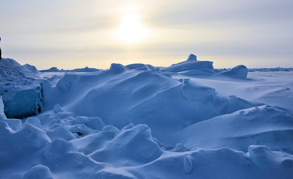 Die Temperaturen am Nordpol liegen normalerweise bei rund -15°C im Mai und bei etwa -30° im Winter, mit Abweichungen. Doch in den vergangenen Winter wurden ungewöhnliche Anstiege verzeichnet. Die neueste Abweichung liess die Temperaturen um die 0°C ansteigen, was zu einem Abschmelzen des Meereises führen kann. Bild: Michael Wenger