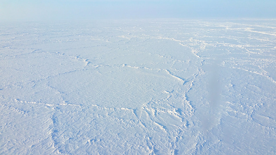 Der Arktische Ozean ist mit einer Fläche von rund 14 Millionen Quadratkilometer der kleinste Ozean. Das Meereis bedeckt im Normalfall den ganzen Ozean im Winter. Doch im Sommer schmilzt bis auf einen Rest am Nordpol und darum herum das Eis weg, seit 2006 jedes Jahr mehr. Bild Michael Wenger