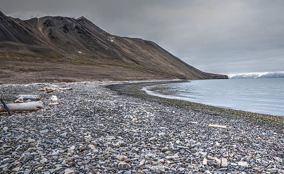 Das Ergebnis der Aufräumaktion ist offensichtlich: Kein Müll und kein Plastik ist mehr zu sehen und bedrohen die Umwelt Svalbards nicht mehr. Foto: Alex Chavanne