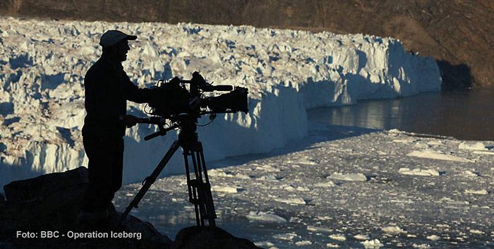 Dreharbeiten der BBC bei bestem Licht an einem Gletscher in der Baffin Bucht.