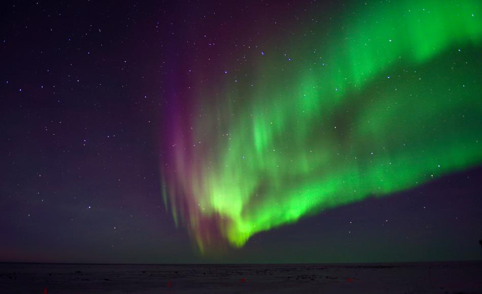 Je nachdem, ob Elektronen mit Sauerstoff oder Stickstoff kollidieren, ist das resultierende Licht entweder grün oder rot, so dass die Aurora einen wirbelnden Vorhang aus verschiedenen Lichtfarben bildet. Bild: Michael Wenger