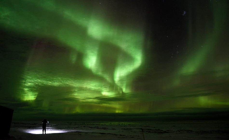 Nordlichter oder Aurora Borealis sind eine der spektakulärsten Sehenswürdigkeiten in der Arktis. Sie haben die Fantasie der Menschen seit Tausenden von Jahren fasziniert und angespornt. Sie spielen in den Mythologien der nordischen Völker eine wichtige Rolle. Bild: Michael Wenger