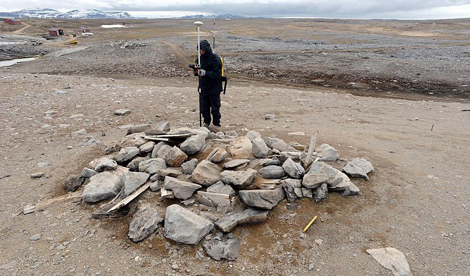 Es kursieren verschiedene Gerüchte und Geschichten über Massenmorde und Tote auf Bjørnøya. Doch es handelt sich dabei eben nur um Geschichten. Die Forscher möchten nun die Wahrheit um die Toten von Bjørnøya aufdecken. Bild: Dag Naevstad, Sysselmannen