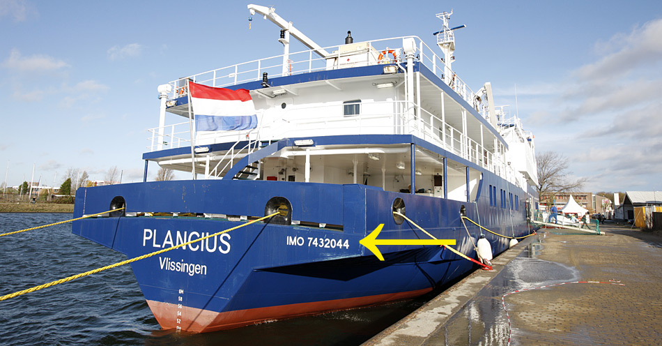 Jedes auf den Weltmeeren verkehrende Schiff ist mit dem IMO-Code versehen, wie die Â«PlanciusÂ» der Reederei Oceanwide Expeditions.