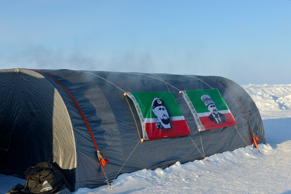 Obwohl das Camp Barneo von Touristen für ihre Expeditionen zum Nordpol verwendet wird, hat das Lager mehrere Zwecke wie beispielsweise Wissenschaft, hat aber auch einen strategischen Hintergrund für viele Länder, die mit Russland verbündet sind, darunter auch Tschetschenien. Bild: Michael Wenger