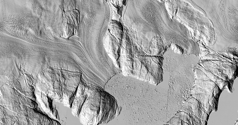 Zwei der untersuchten Gletscher Sermeq Silardeq (links mitte) und Kangigdleq (rechts mitte) zeigen klare Fliessrisse in ihrer Oberfläche auch noch weit hinter der Zunge. Dort sind auf normalen Bildern nur helle Flächen zu sehen. © Polar Geospatial Center