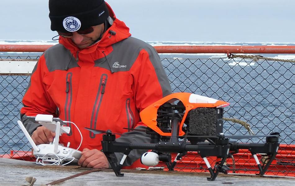 Australischer Eisbrecher navigiert durch Meereis mit Hilfe von Drohne