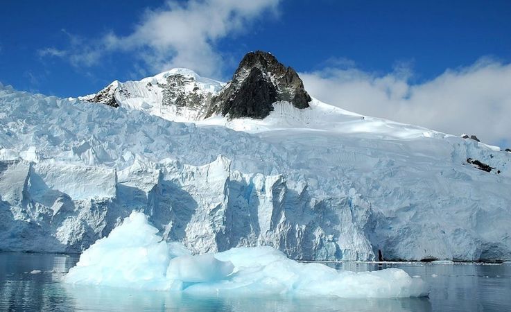 Der antarktische Eisschild besteht tatsu00e4chlich aus zwei Teilen, einem westlichen und einem