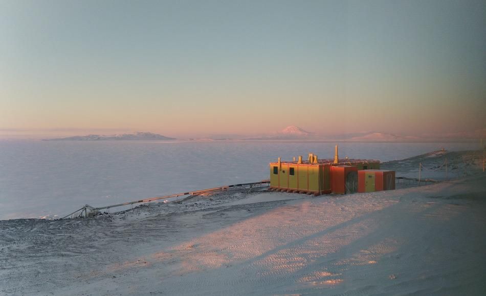 Historische Hütte in der Antarktis in ursprünglichen Farben restauriert